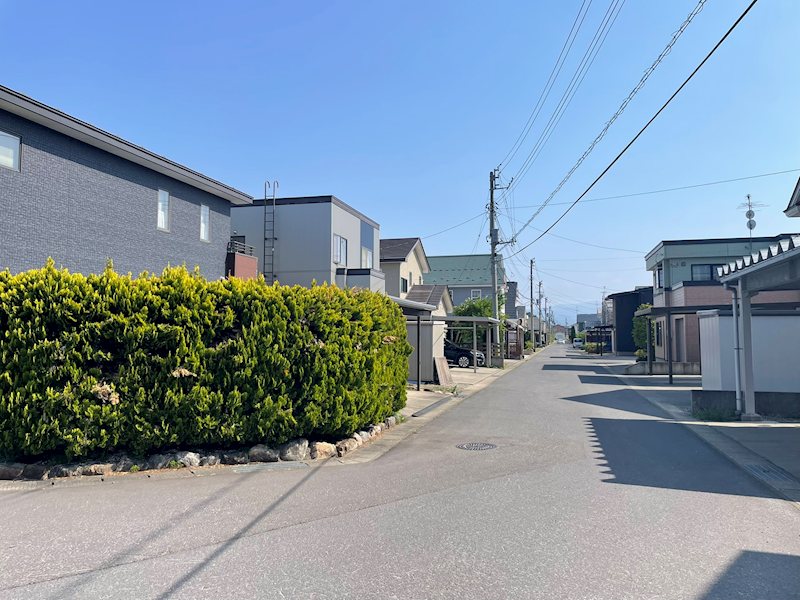 弘前市大久保中古住宅 現地写真（前面道路含む現地写真）
