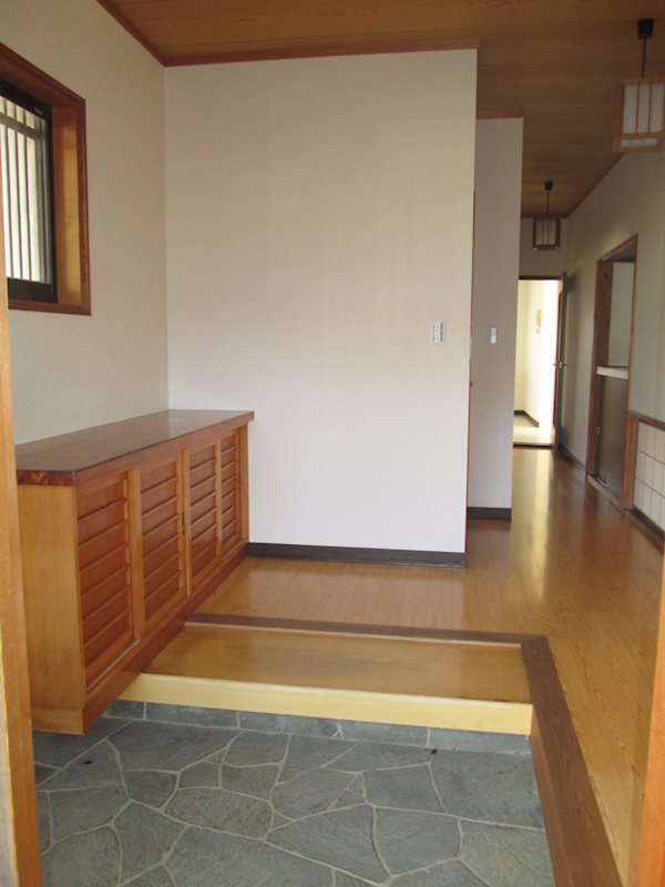 茨城県石岡市北府中１丁目 現地写真（玄関）