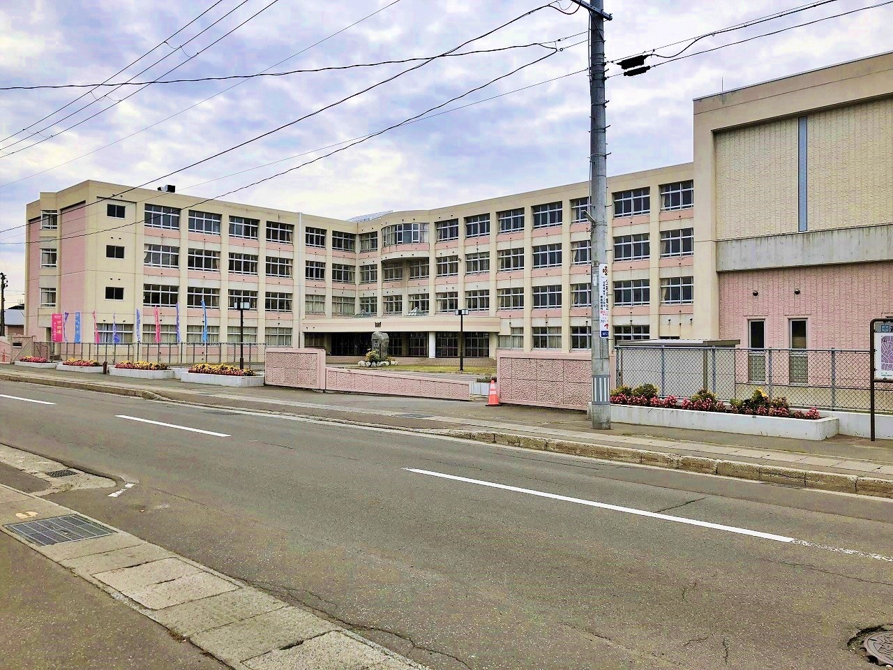 青森県青森市北金沢２丁目12-2 中学校