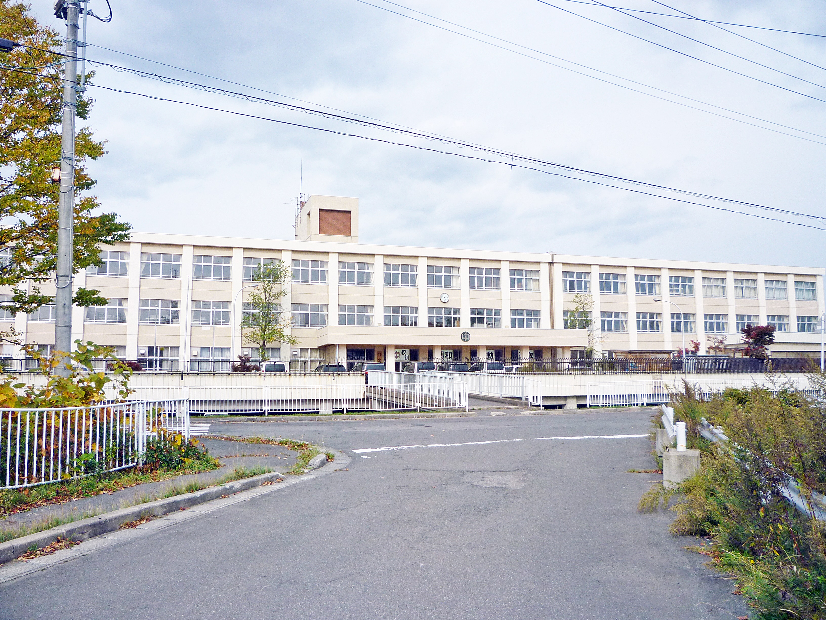 青森県青森市三内沢部208番4 中学校