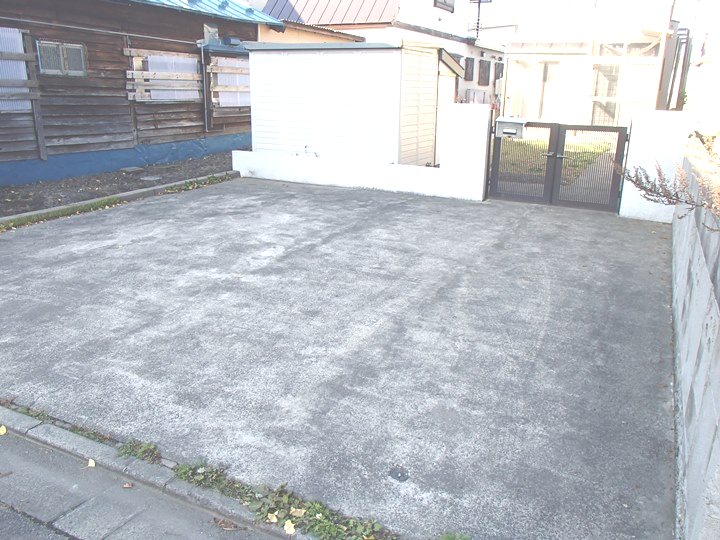 港町3丁目住宅 現地写真（駐車場）