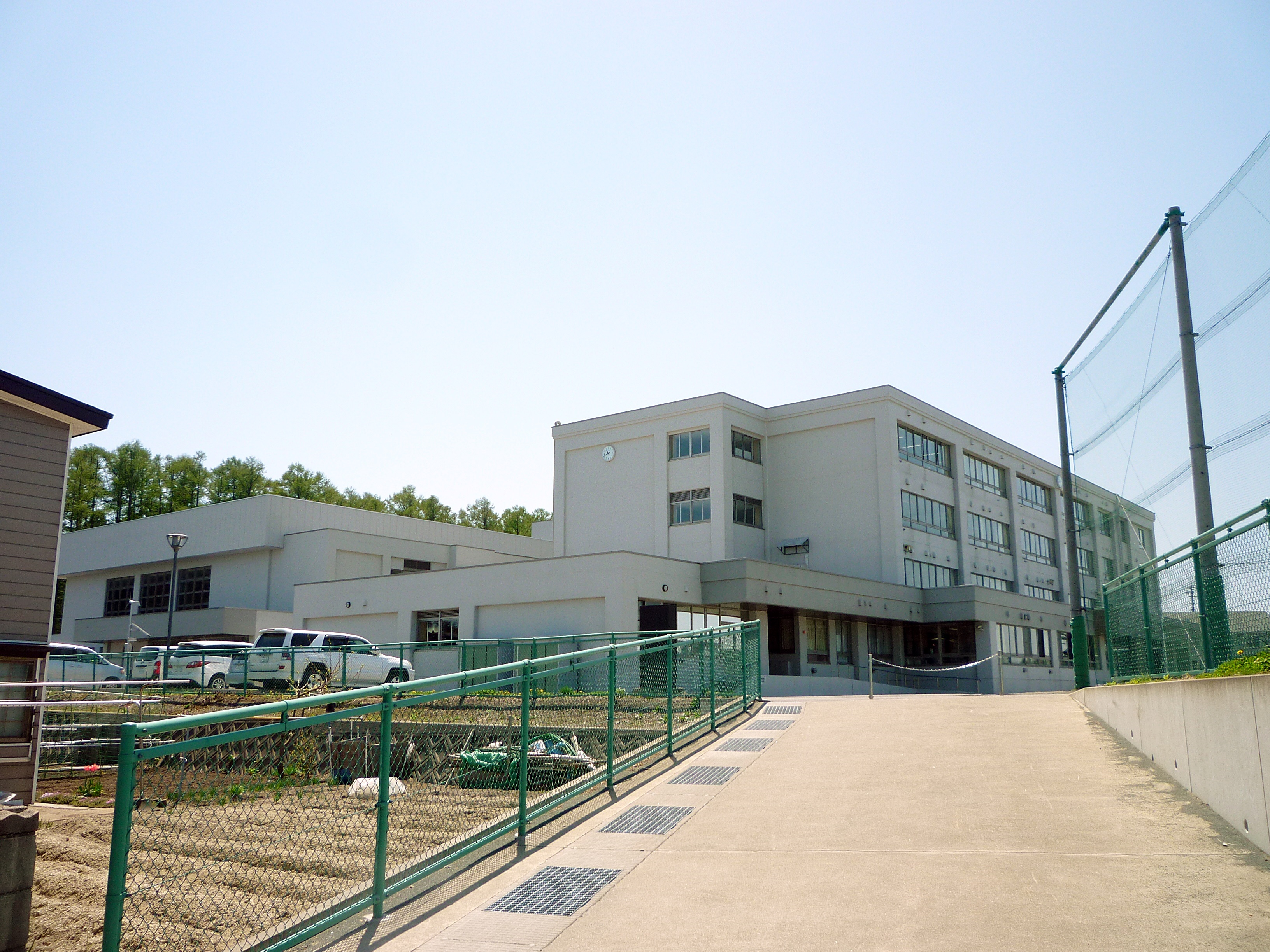 新城山田　土地 中学校