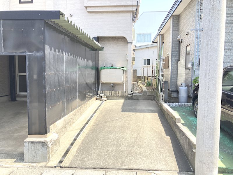 矢田前本泉　住宅 現地写真（駐車場）