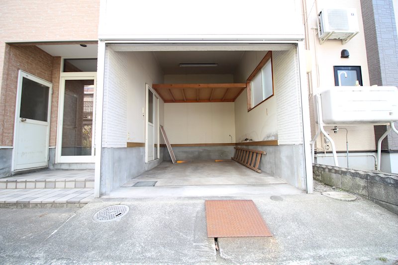 中央4丁目　住宅 現地写真（駐車場）
