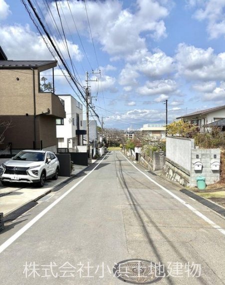【非公開】藤沢市片瀬山５丁目　新築戸建　No.１ 現地写真（前面道路含む現地写真）