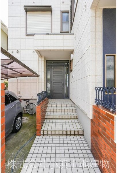 【非公開】茅ヶ崎市平和町　中古戸建 現地写真（玄関）