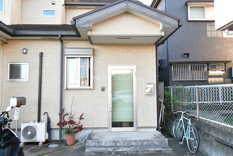 川越市的場　中古戸建て　多目的スペース付二世帯住宅 現地写真（玄関）