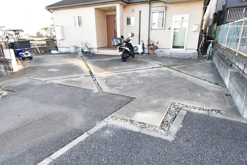 川越市的場　中古戸建て　多目的スペース付二世帯住宅 現地写真（駐車場）