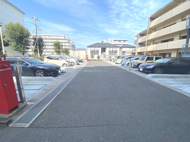 コンフォート若葉ポルカ 共用部写真（駐車場）