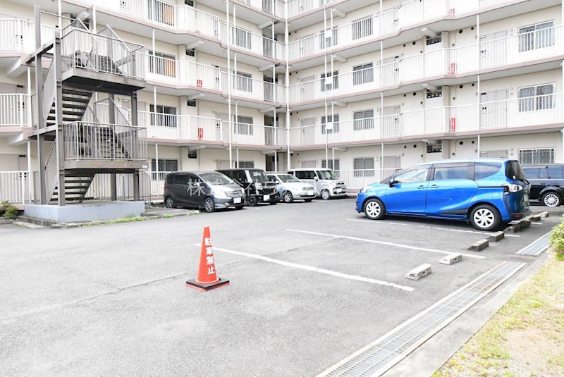 ニューライフマンション鶴ヶ島　  共用部写真（駐車場）