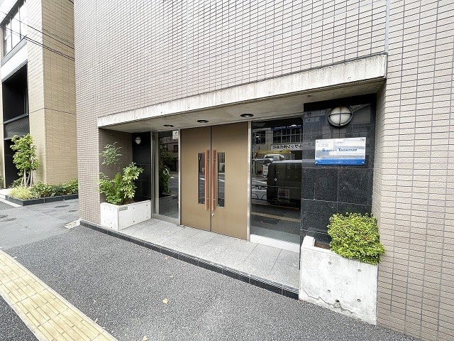 エスコート東大前　オーナーチェンジ物件 共用部写真（エントランス）