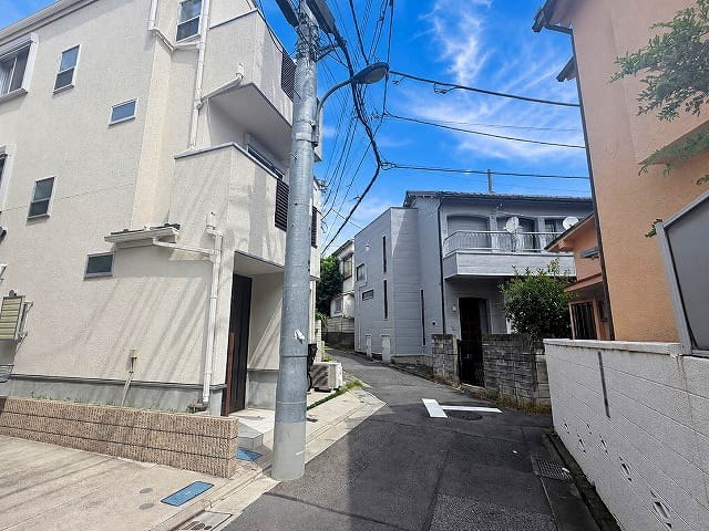 北区滝野川4丁目　中古戸建 現地写真（前面道路含む現地写真）