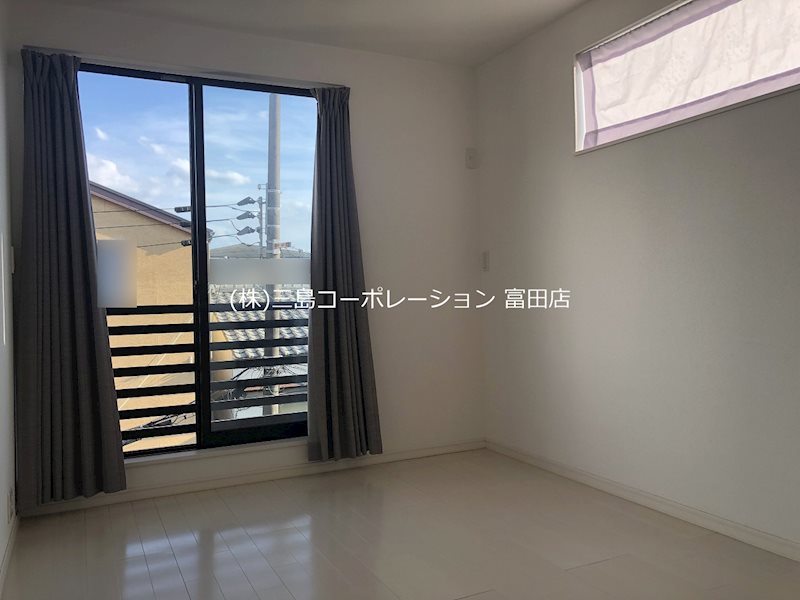 南側 洋室約6帖 床暖房設置 高槻市松川町 築浅中古一戸建 その他