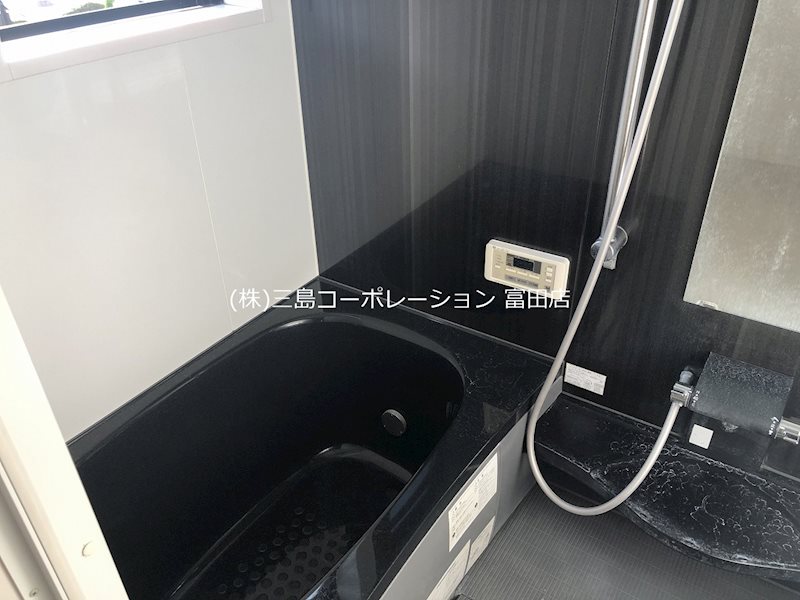 浴室暖房乾燥機付きの浴室は冬季のヒートショック緩和や、雨や夜間の洗濯物干しスペースとしても活躍します 高槻市松川町 築浅中古一戸建 その他