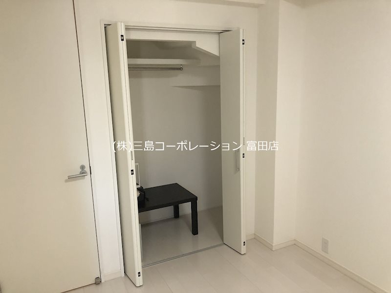 洋室約7.5帖 クローゼット 高槻市松川町 築浅中古一戸建 その他