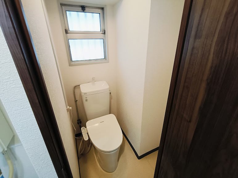 快適な温水洗浄便座付きトイレ 窓があるので自然換気ができます♪ 茨木グランドハイツ その他