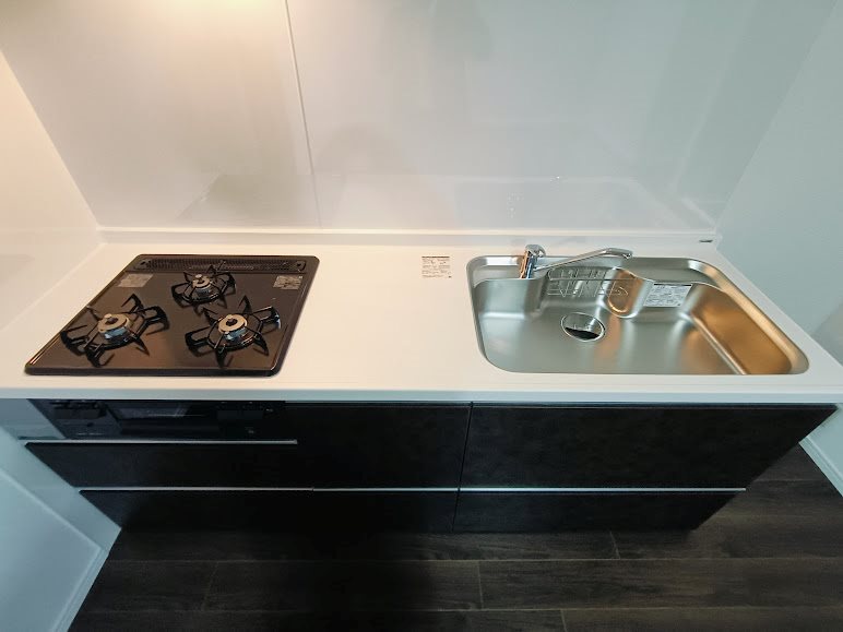 システムキッチン(三口コンロ) 春日丘グリーンハイツB棟 607号室 その他