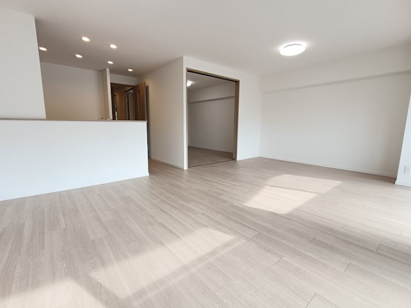 約15帖のリビングです!南東側バルコニーに面している為、陽当たり良好です! さんくれーる茨木C棟 その他