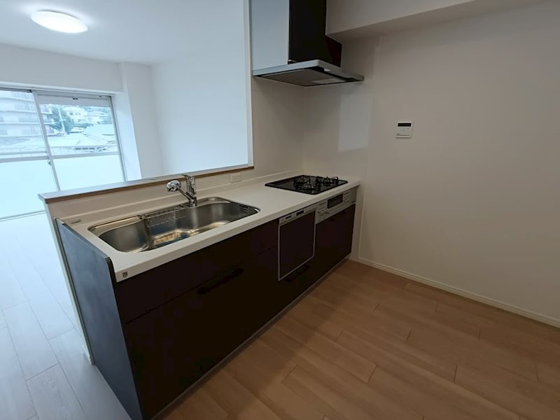 食洗器付きのシステムキッチンです!リビング側から手元が見えなくなっています! さんくれーる茨木C棟 その他