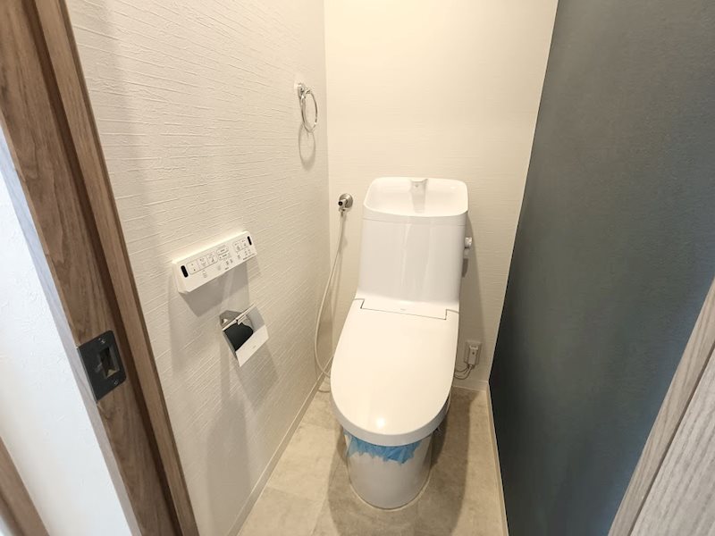 温水洗浄機能付きトイレです。タオル掛けも備え付けられている為、便利です! さんくれーる茨木C棟 その他