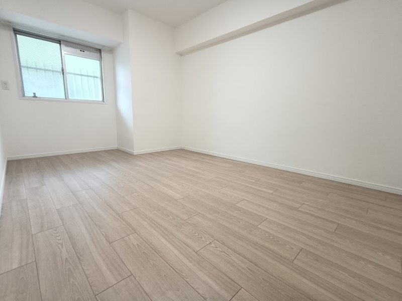 クローゼット約6.8帖の洋室です! さんくれーる茨木C棟 その他