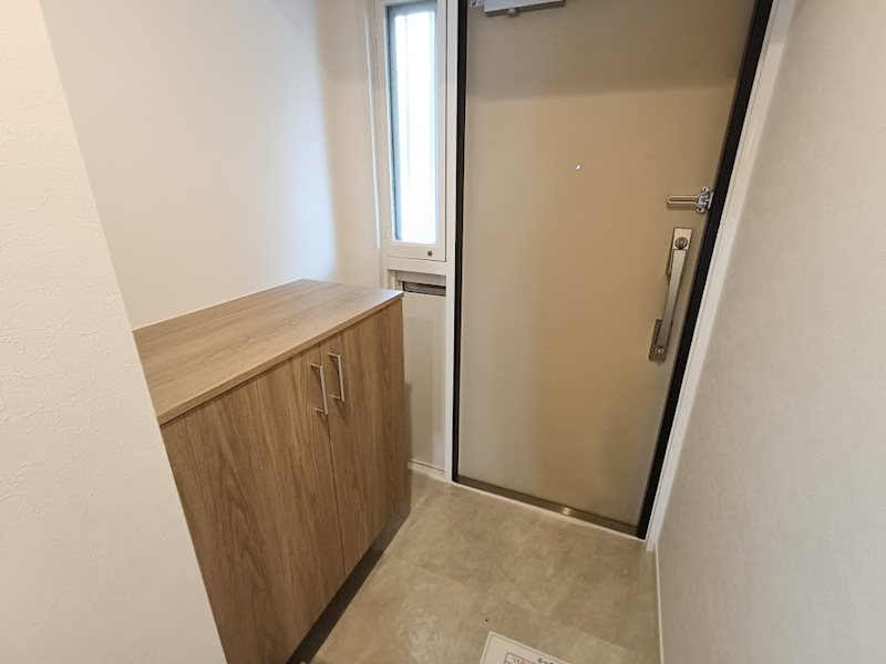 シューズクローゼット付き玄関です!クローゼットの上には鍵等の小物を置くことも可能です! さんくれーる茨木C棟 その他