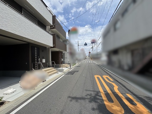 道路の幅にゆとりがございます!駐車場への車の出し入れも安心です。 高槻市昭和台町2丁目 新築一戸建 C号地 その他