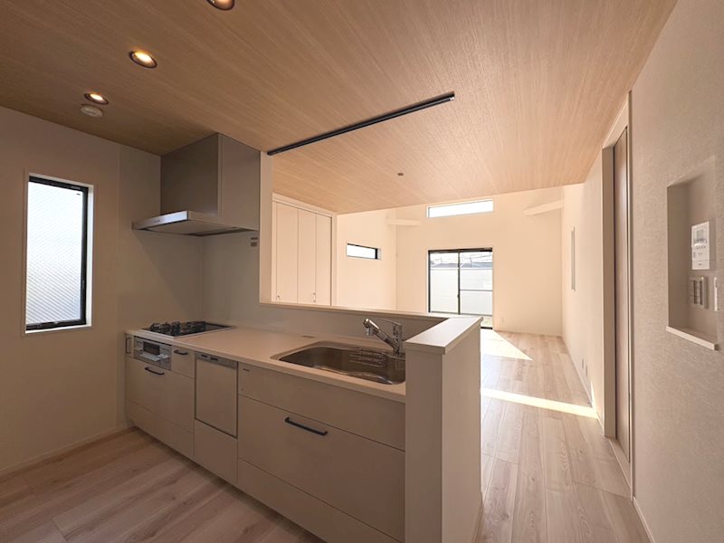 対面キッチンは、子どもの様子を見守りながら、ご家族との会話を楽しみながら作業できる人気のスタイル 高槻市大塚町2丁目E号地 新築一戸建 その他