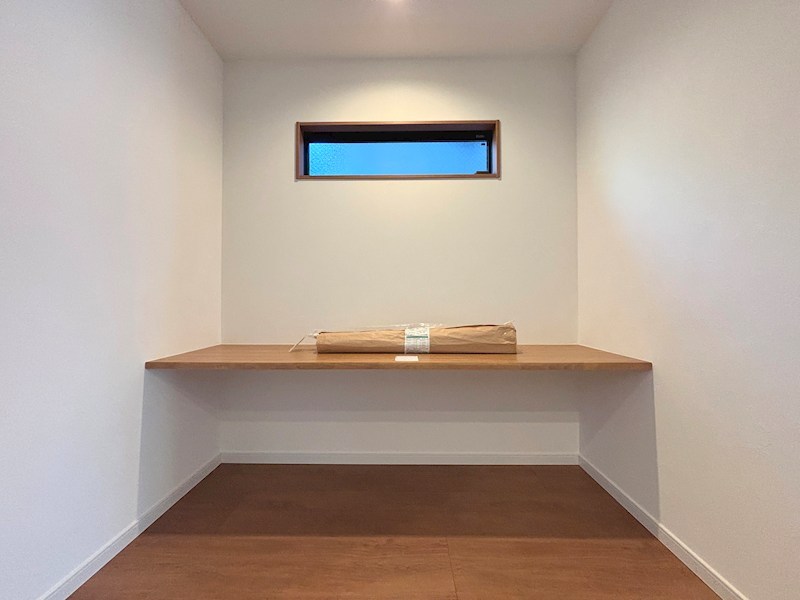 キッチン横にはスタディーカウンターを設置!ご家族の作業スペースとして利用できます! 茨木市島2丁目 新築一戸建 A号地 その他