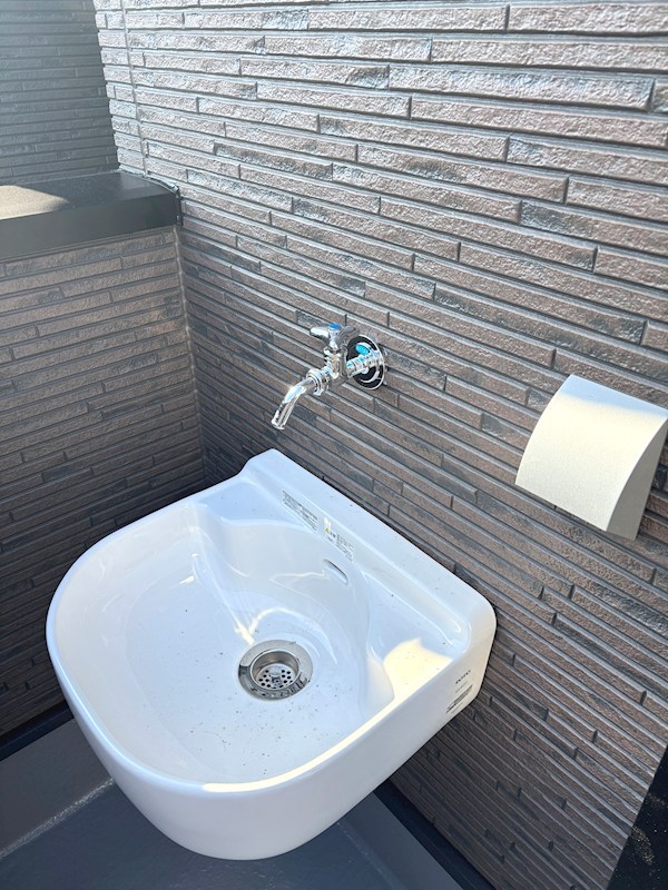 2階のバルコニーはスロップシンク付き 茨木市島2丁目 新築一戸建 A号地 その他