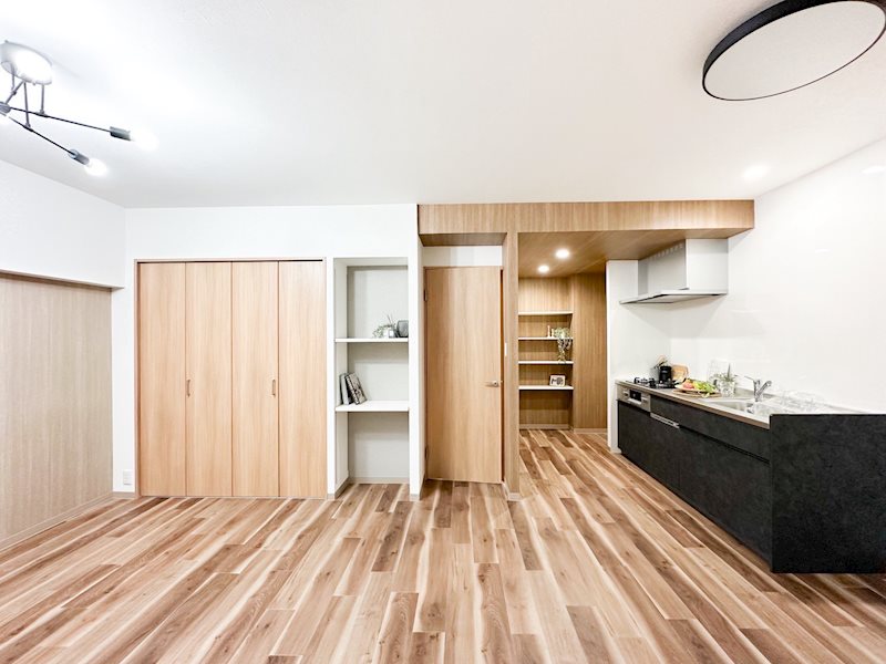 大きな収納があるリビング約15.4帖 ローレルハイツ茨木総持寺第1号棟 その他