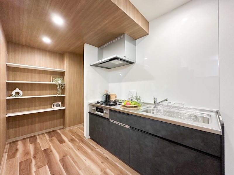 便利なオープンパントリーは、可動式です。 ローレルハイツ茨木総持寺第1号棟 その他