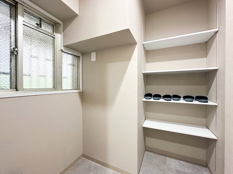 玄関土間収納 窓があるので通気性がいいです♪ ローレルハイツ茨木総持寺第1号棟 その他
