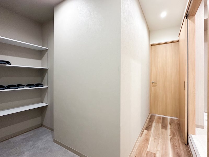 向かって左側は土間収納スペース ローレルハイツ茨木総持寺第1号棟 その他