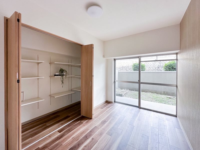 広々収納のある約6.0帖洋室 ローレルハイツ茨木総持寺第1号棟 その他