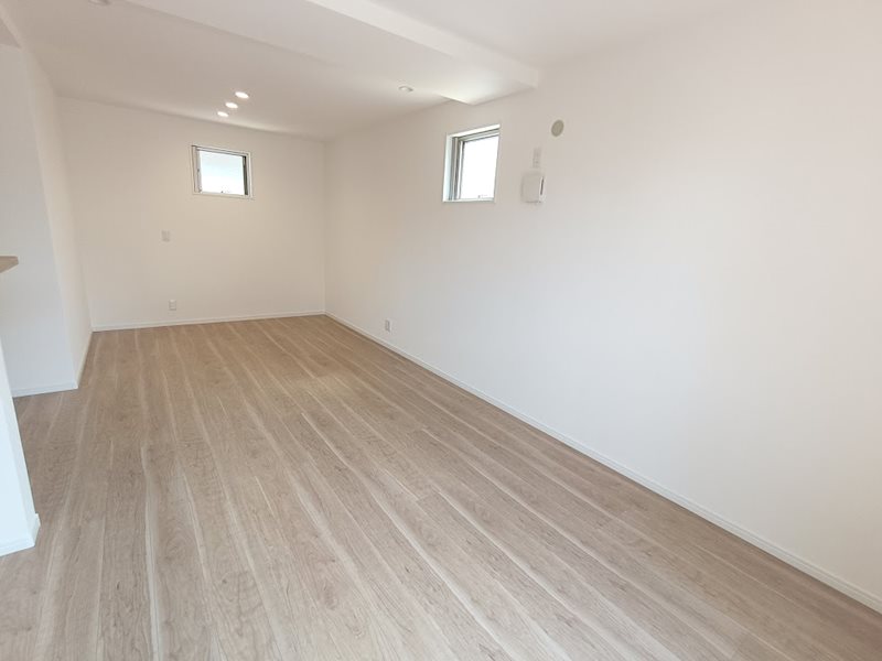 LDK15.5帖 2階にLDKを配置。通行人の視線から解放されたプライベートな空間です♪ 高槻市南松原町新築一戸建 その他