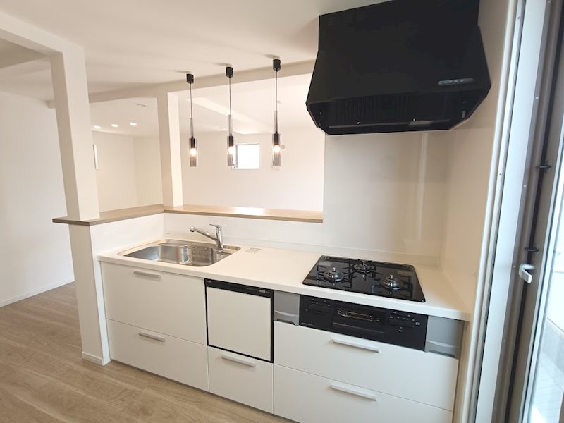 ご家族の様子を見守りながらお料理ができる人気の対面キッチン♪後片付け楽々の食器洗い乾燥機付き! 高槻市南松原町新築一戸建 その他