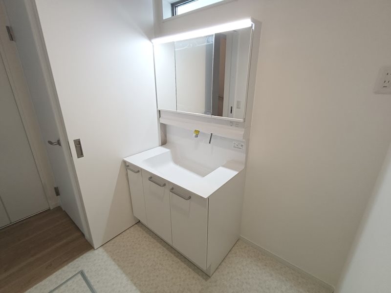 収納付三面鏡洗面化粧台♪水栓まわりに水がたまりにくくお手入れ簡単! 高槻市南松原町新築一戸建 その他