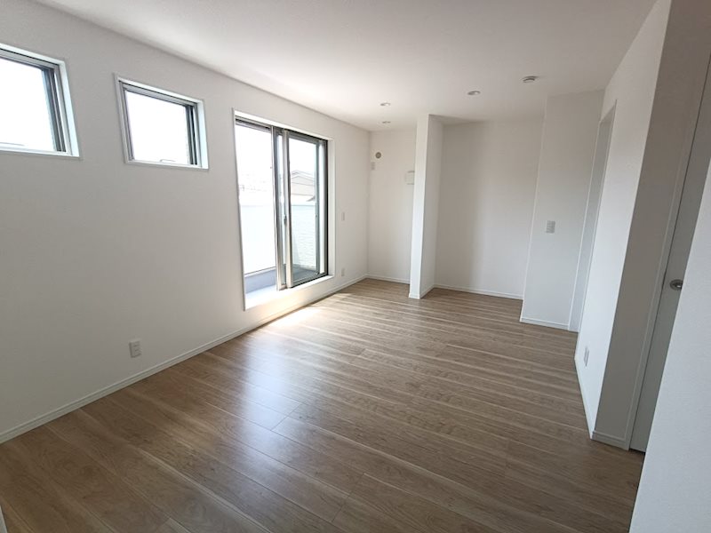 2階2ドア1ルーム ライフスタイルの変化に合わせて、仕切りをすることで2部屋にすることができます♪ 高槻市南松原町新築一戸建 その他