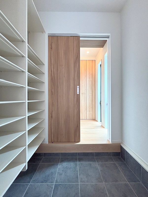 玄関横には大容量の収納が可能なシューズクロークを設置!そのままキッチンへ行くこともできます! 茨木市目垣一丁目 新築一戸建 3号地 全4区画 その他