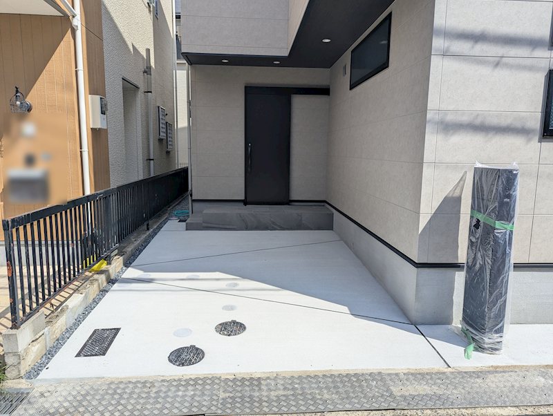 摂津市新在家2丁目 新築一戸建  現地写真（駐車場）