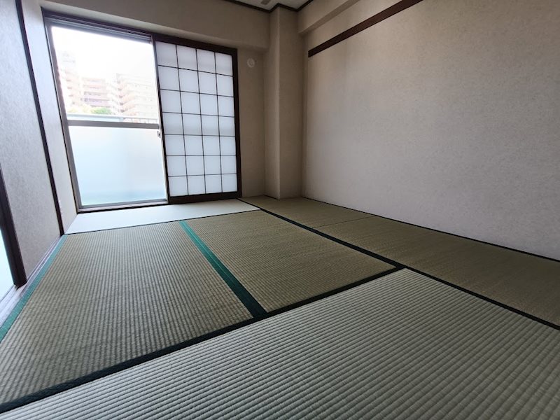 約6.0帖和室 南向きで明るく開放してリビングとつなげる事で大きな空間がとれます。 メロディハイム茨木A棟 その他