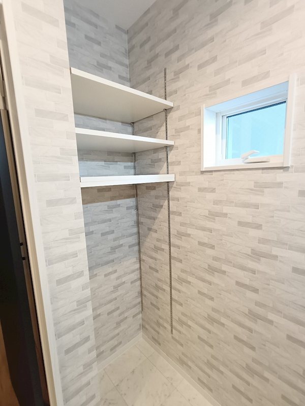 洗面台の向かいに収納棚を設置しました 高槻市安満中の町 新築一戸建 その他