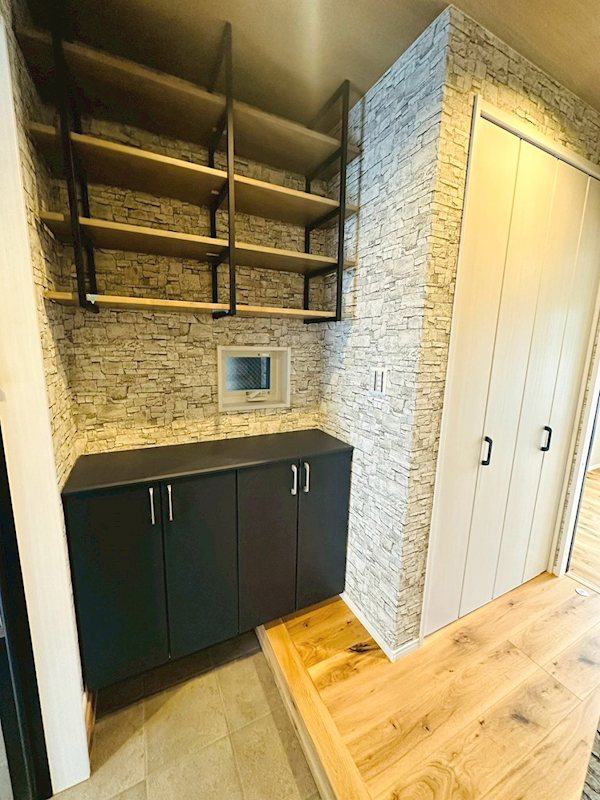 玄関には収納を設置しております 高槻市安満中の町 新築一戸建 その他