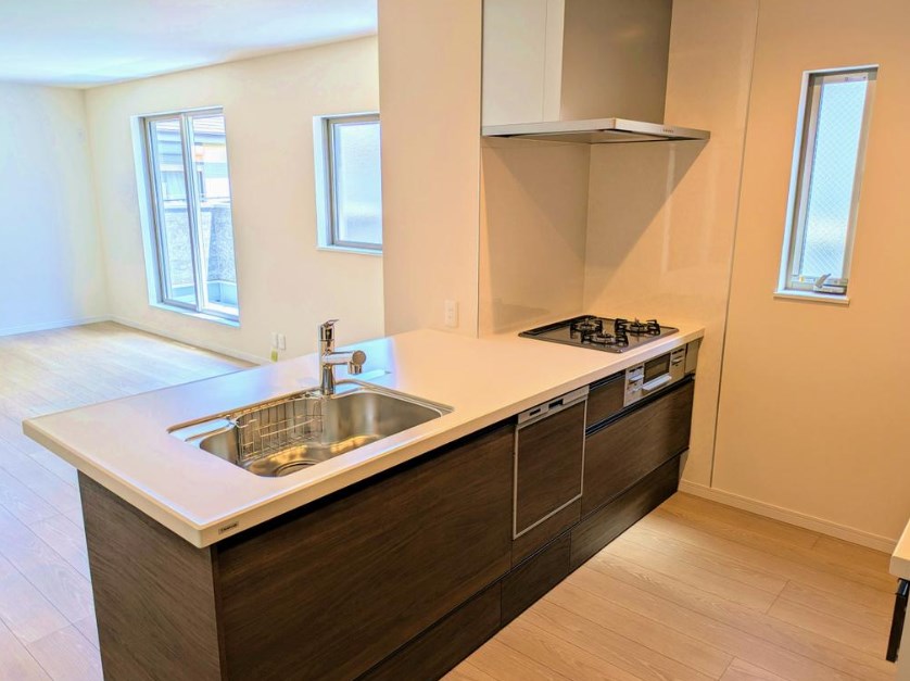 ご家族の様子を見守りながらお料理ができる人気の対面キッチン♪後片付け楽々の食器洗い乾燥機付き! 摂津市正雀4丁目 中古一戸建(未入居) その他