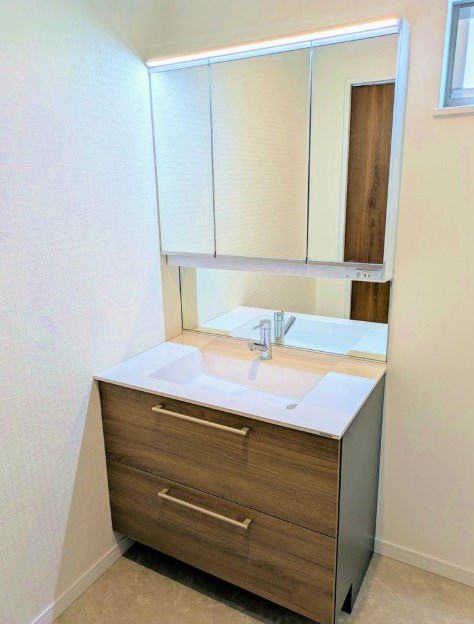 収納付三面鏡洗面化粧台♪2階に水回りが集約されているので家事動線が便利です♪ 摂津市正雀4丁目 中古一戸建(未入居) その他