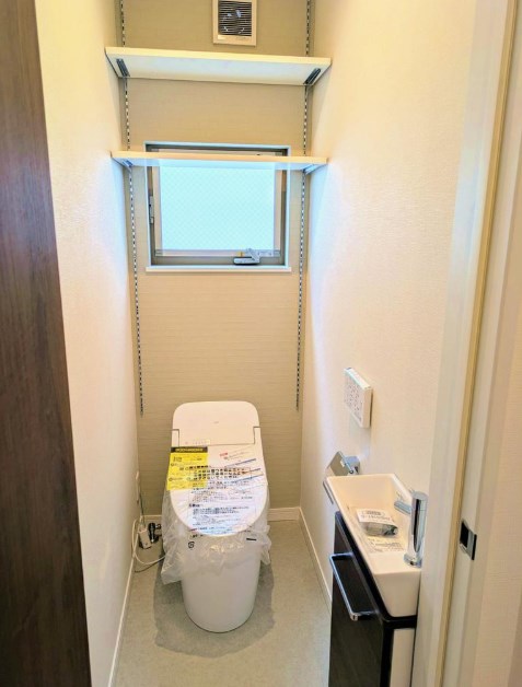 見た目すっきりデザインのタンクレストイレです♪1.2階にあります。 摂津市正雀4丁目 中古一戸建(未入居) その他