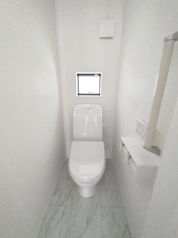 1階トイレ 温水洗浄暖房便座 北楠葉町全2区画新築分譲住宅B号棟 その他