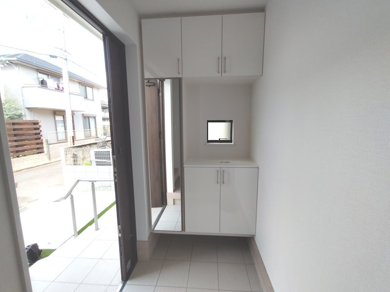 収納充実シューズボックス 白を基調とした明るい玄関ホール 北楠葉町全2区画新築分譲住宅B号棟 その他