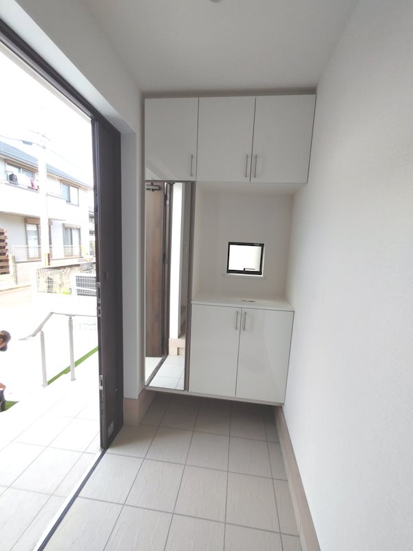 収納充実シューズボックス 白を基調とした明るい玄関ホール 北楠葉町全2区画新築分譲住宅B号棟 その他